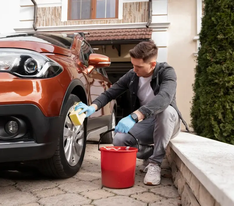 Lavage auto à domicile Saint-Denis-de-Gastines : professionnel intervenant sur un véhicule